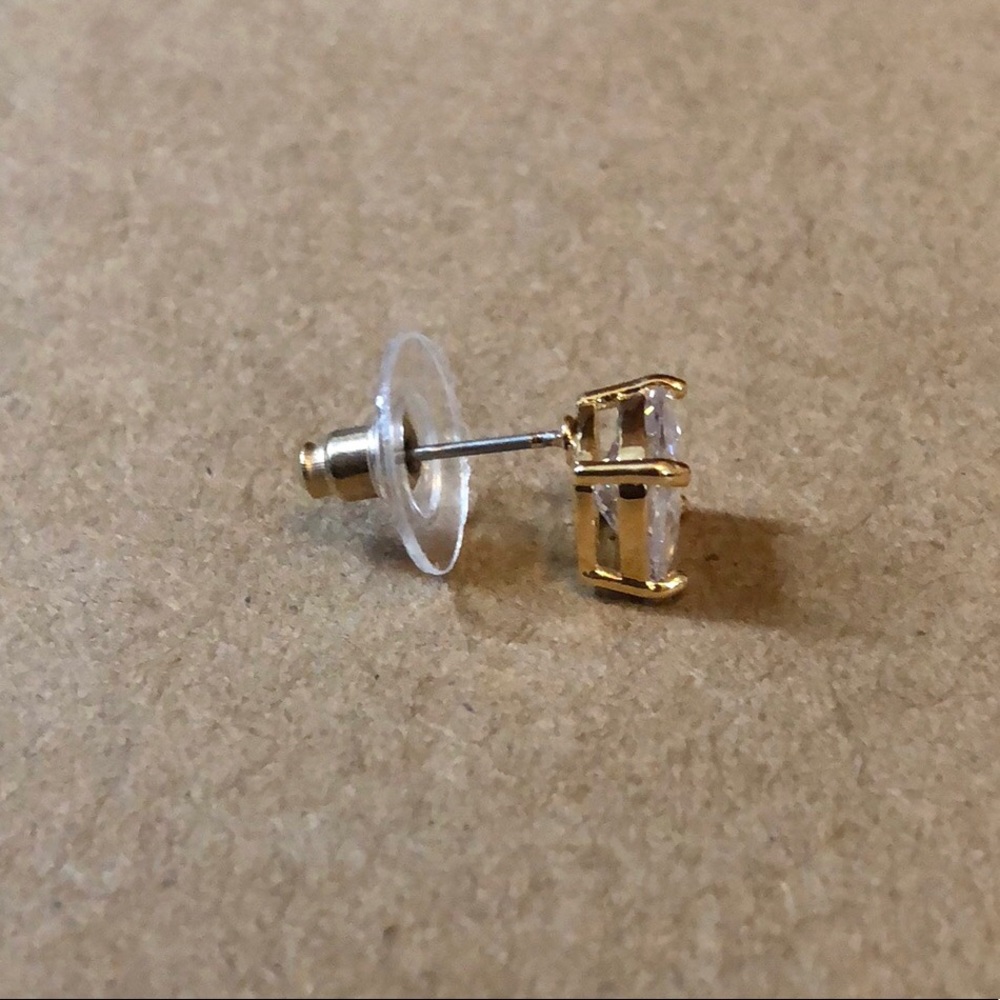 ⭐️LAST ONE!⭐️ Gorgeous Clear Cubic Zirconium Studs - Picture 7 of 7